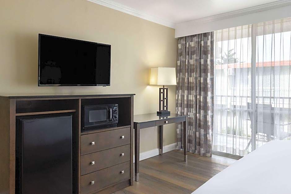 Travelodge by Wyndham Monterey Bay