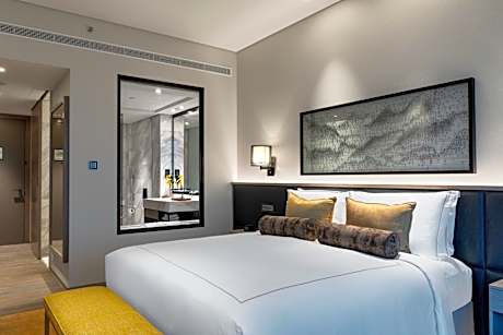 Superior Room King Bed Golf View