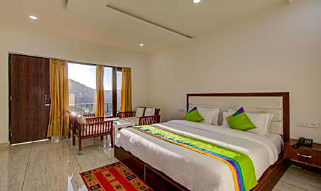 Deluxe room With Balcony & Mini Fridge