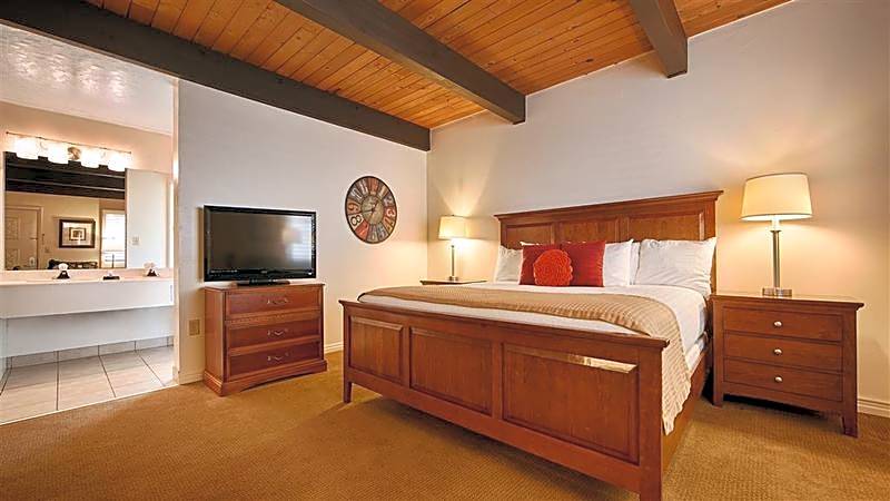 Econo Lodge Inn & Suites