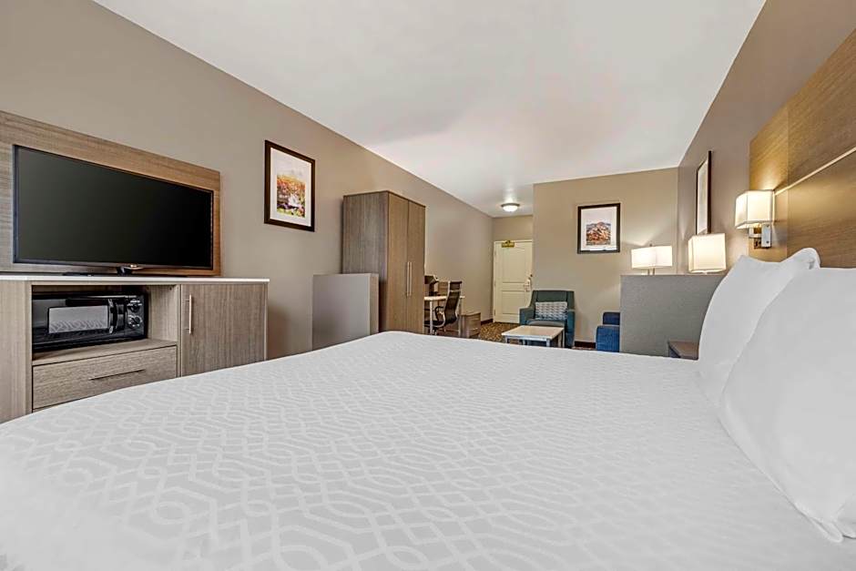 Best Western Plus Lake Elsinore Inn & Suites