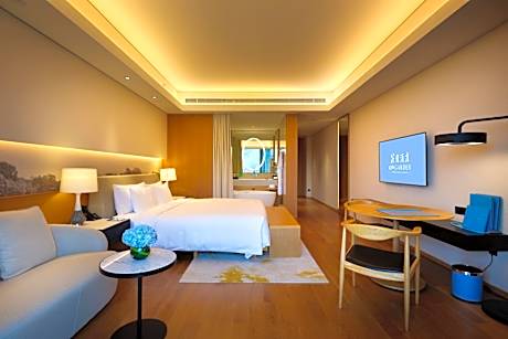 Executive Garden Sea View Non-Smoking King Bed Room