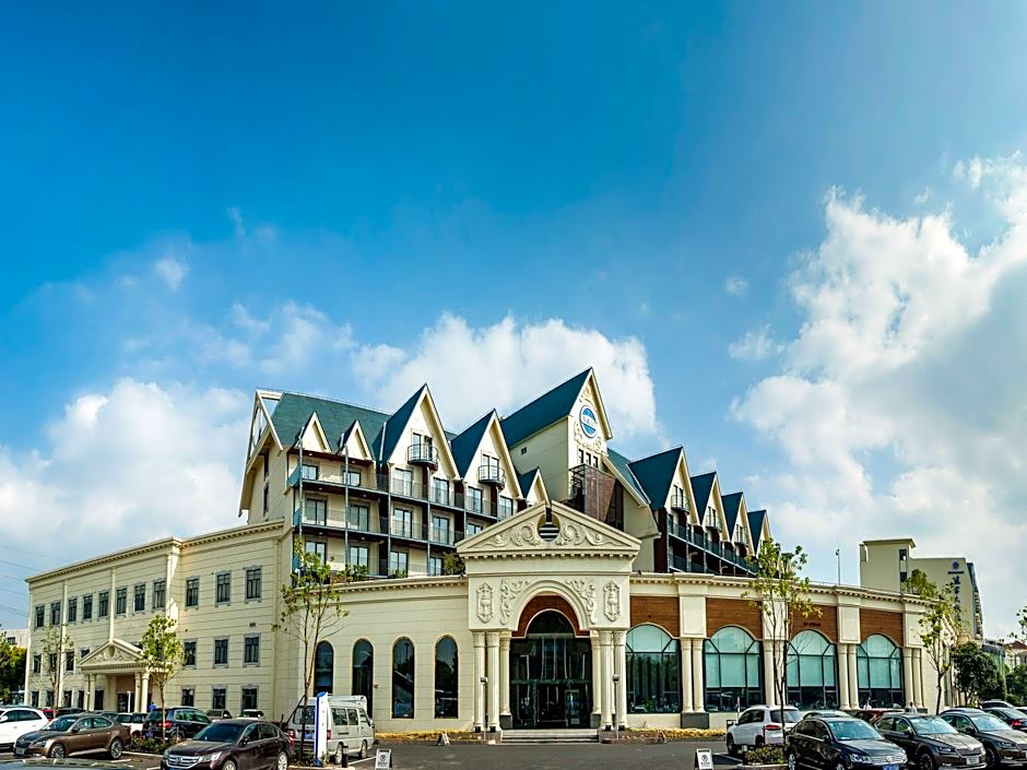 Photo 1 of 32 of Blue Palace Hotel