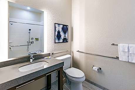 2 Queen Bed Studio Suite Comm Access