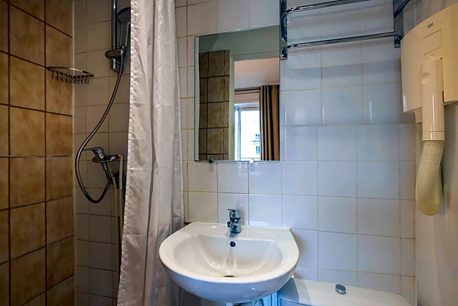 Le Regent Montmartre by Hiphophostels