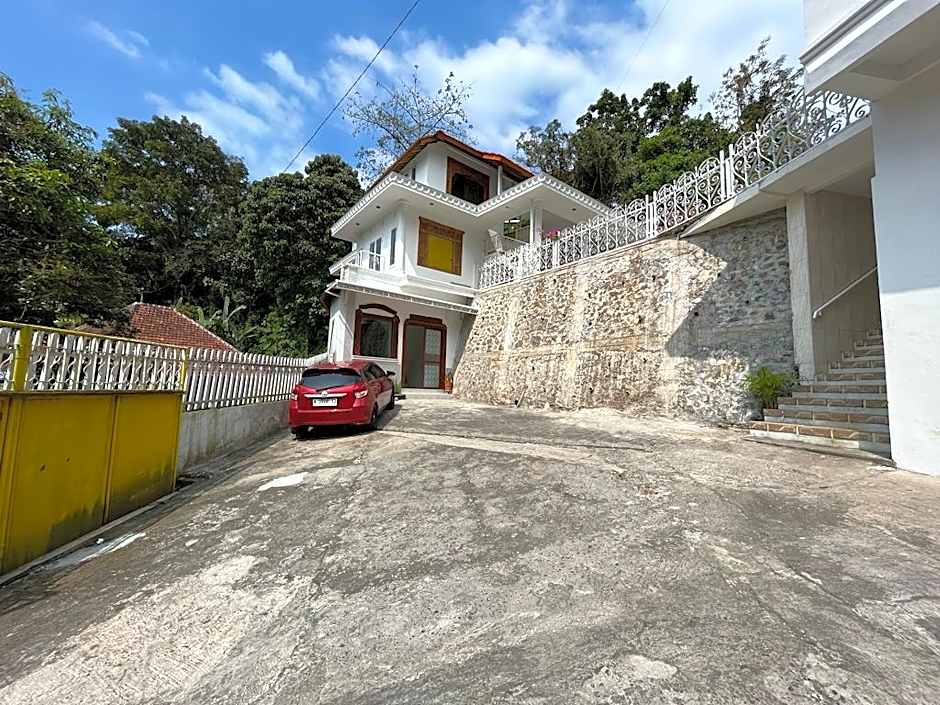 OYO LIFE 92844 Penginapan Cibodas