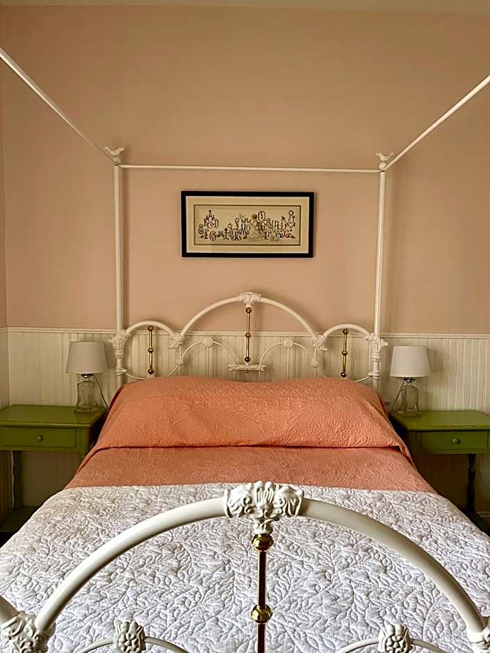 Photo 1 of 10 of Standard 1 Queen Bed