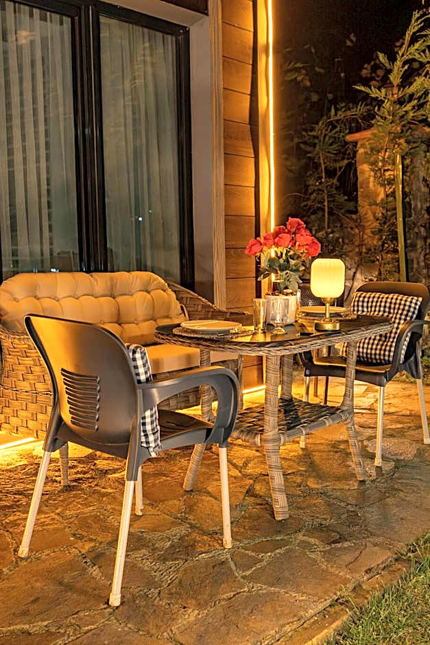 POISON GARDEN SUİTE