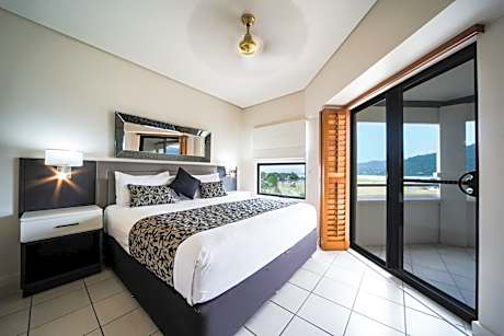 Three-Bedroom Two Bathroom Apartment with Spa Bath and Sea View