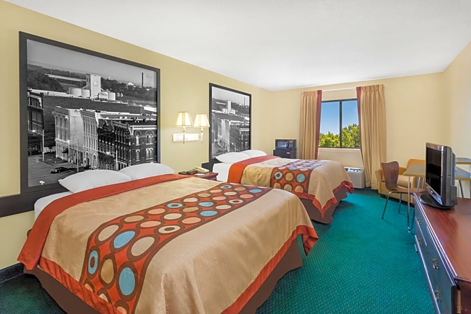Super 8 by Wyndham Montgomery I-65