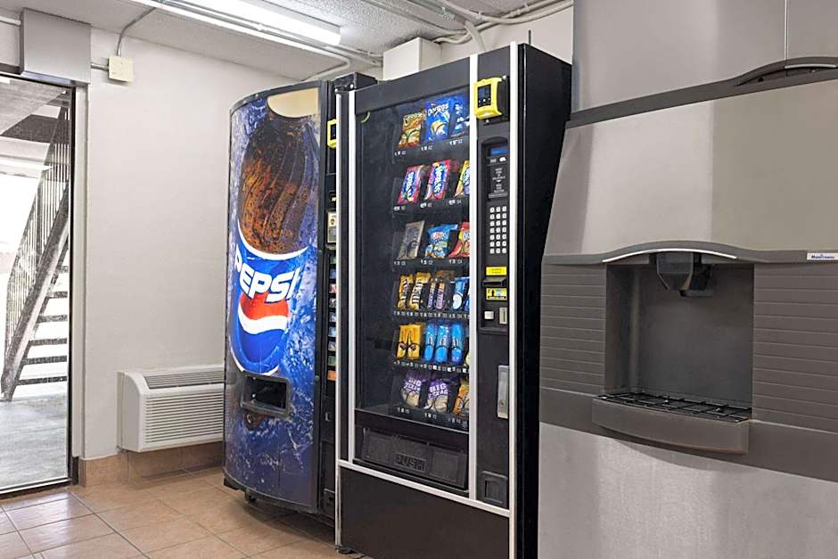 Day's Inn & Suites by Wyndham Indianapolis Airport East