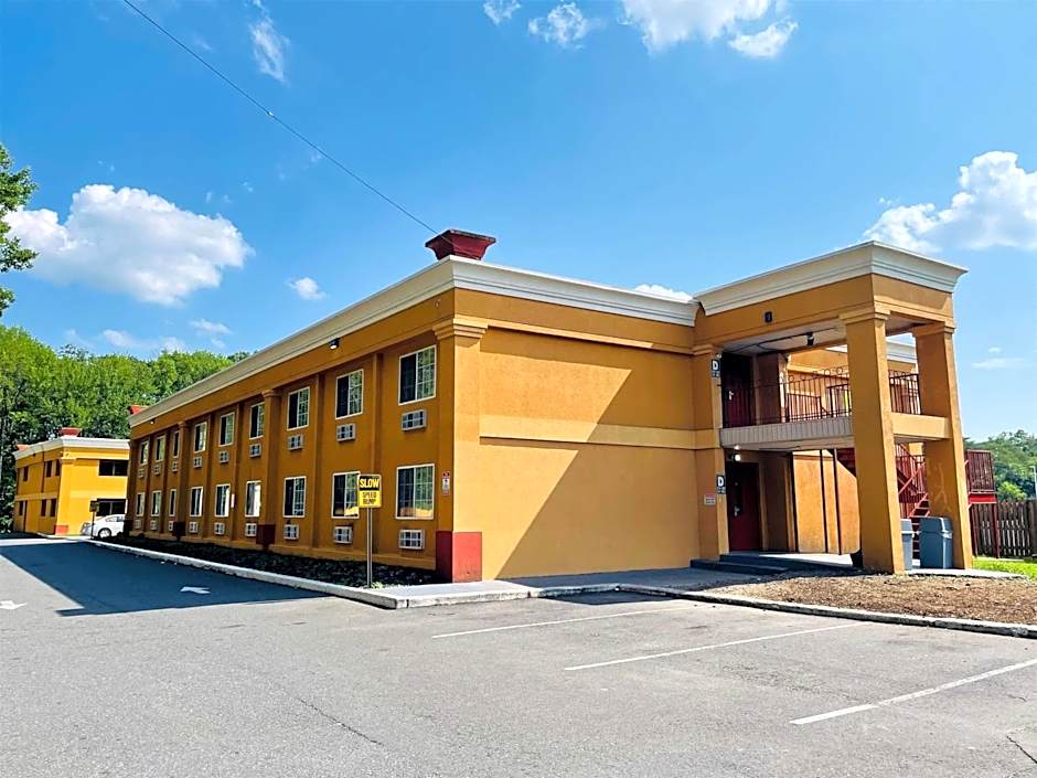 Super 8 by Wyndham Gloucester