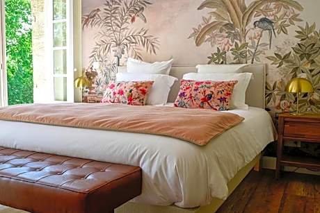 Apartment with Pool View