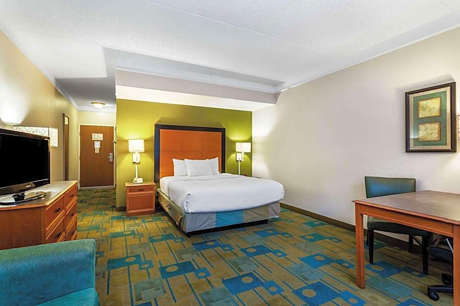 La Quinta Inn & Suites by Wyndham St. Pete-Clearwater Airport