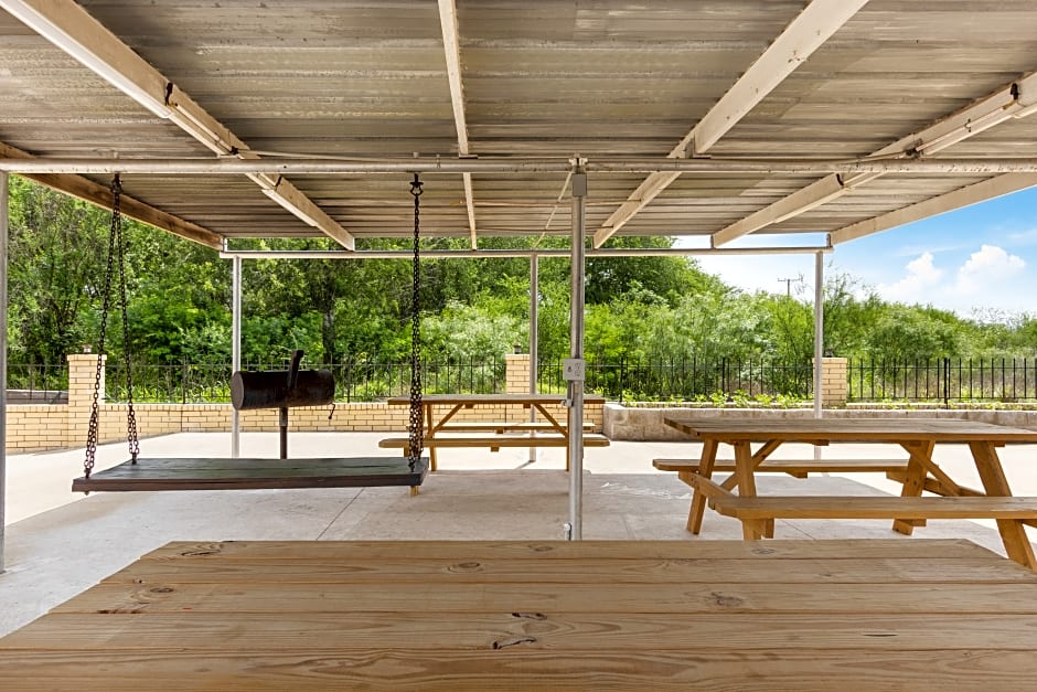 Freer Executive Inn & Studios by OYO