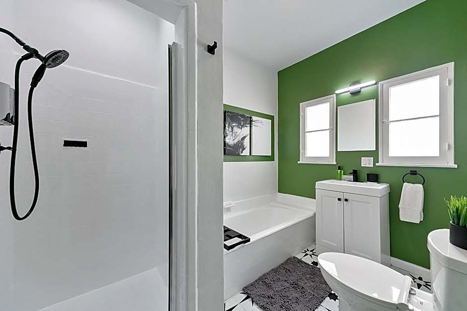 Cozy Retreat near Beverly Hills Parking, Laundry, Parking