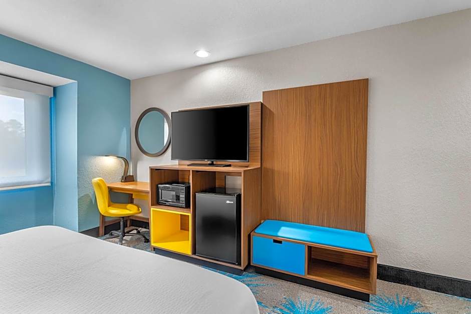 Days Inn & Suites by Wyndham Brandon Amphitheater