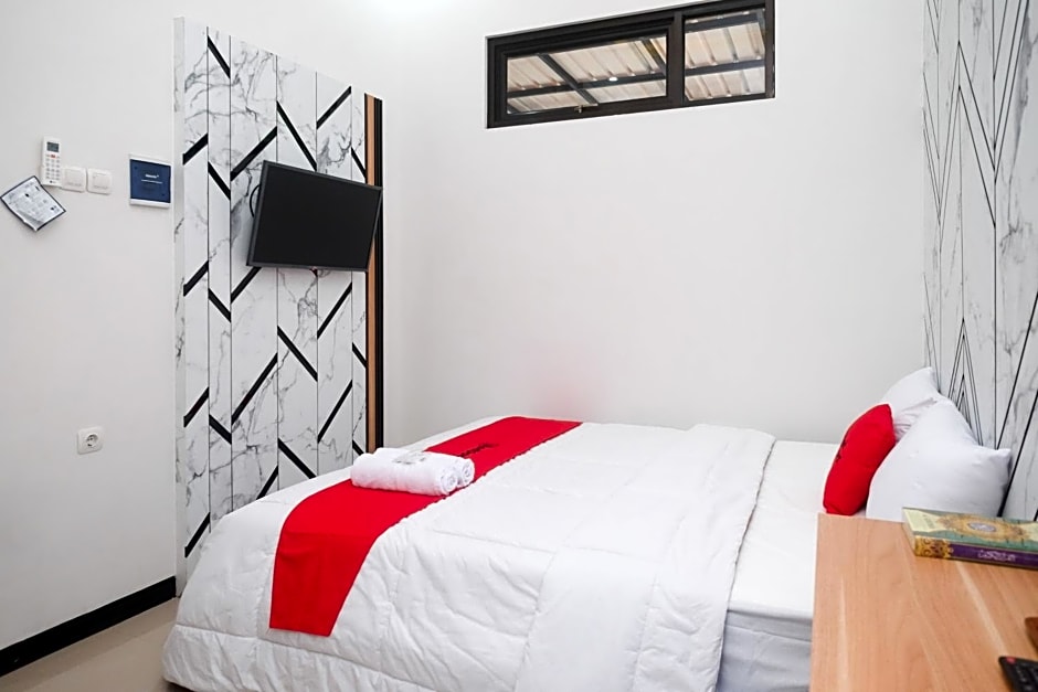 RedDoorz Syariah at Tasneem Puspowarno Semarang