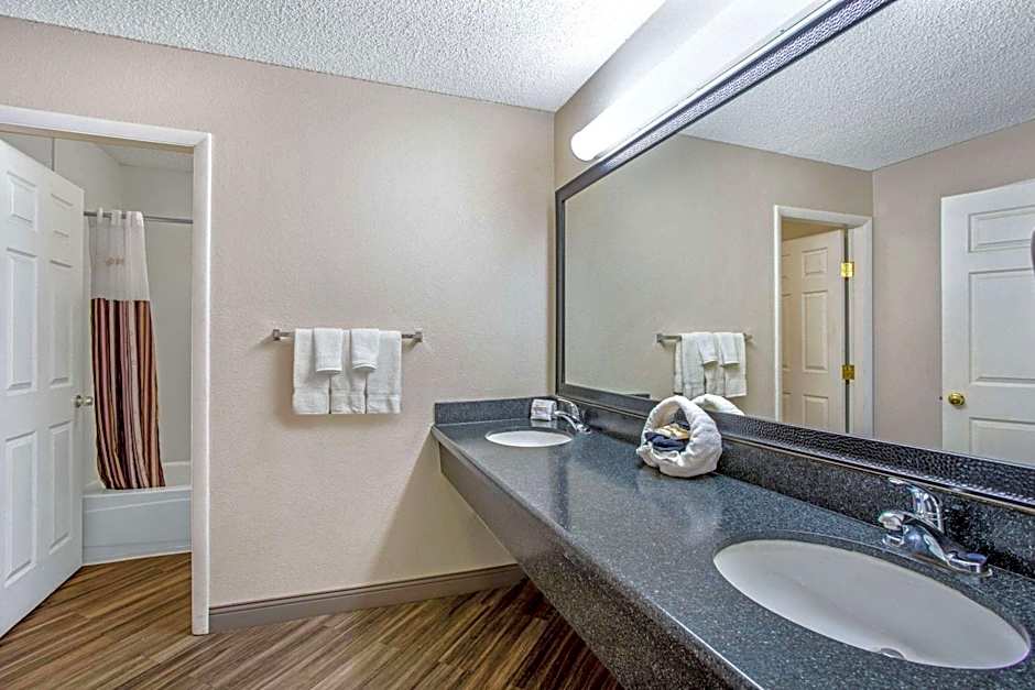 La Quinta Inn & Suites by Wyndham Tucson East