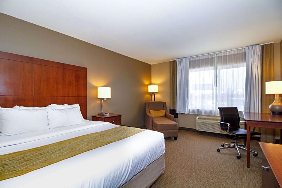 Comfort Inn & Suites East Moline near I-80
