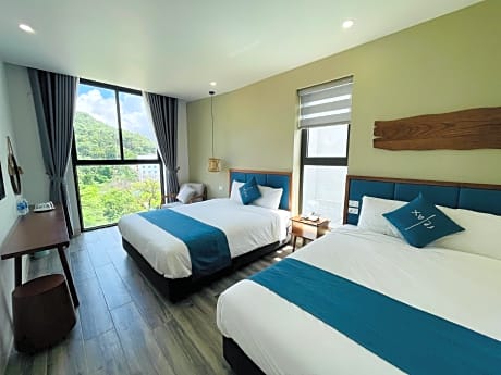 Family Pool Floor Suite