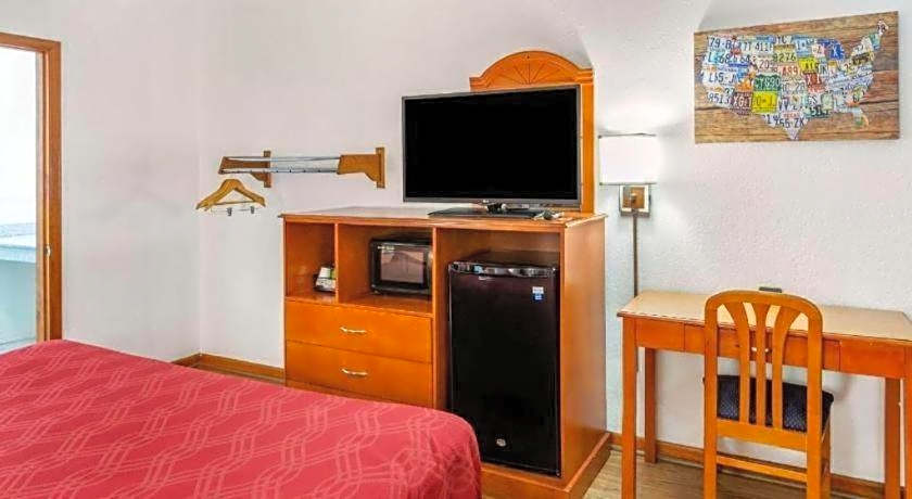 Econo Lodge Inn & Suites