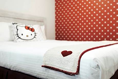 Kitty Character Suite - 2 Queen Beds