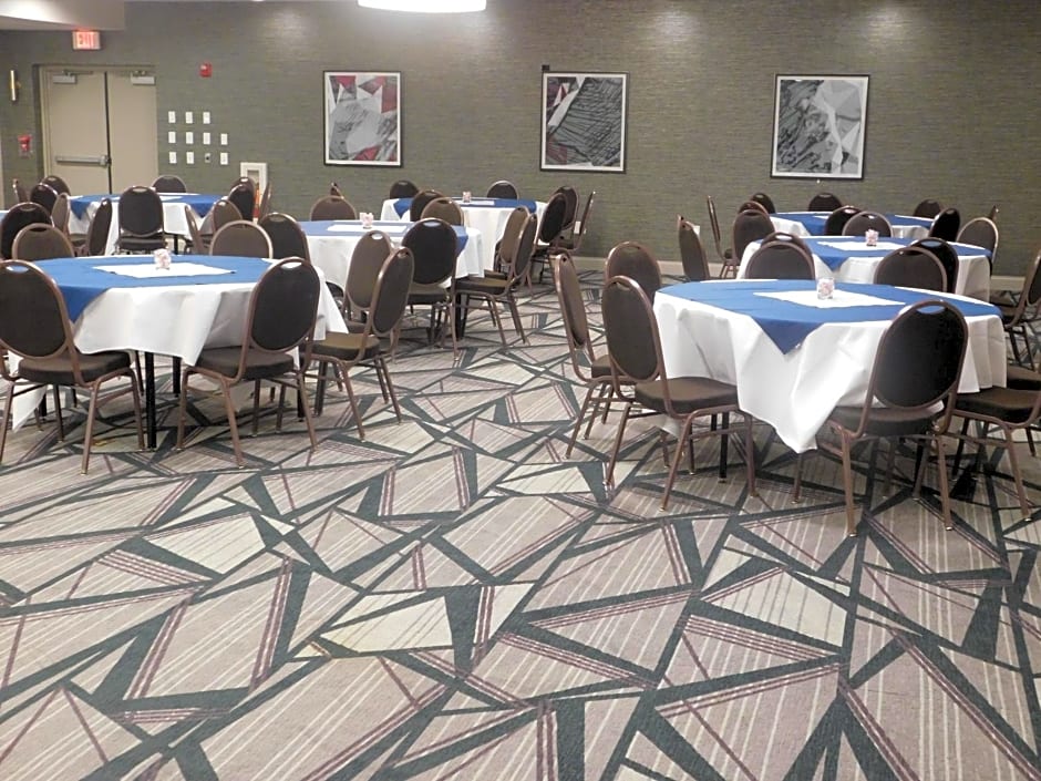 Holiday Inn Hotel & Suites Rochester - Marketplace By IHG