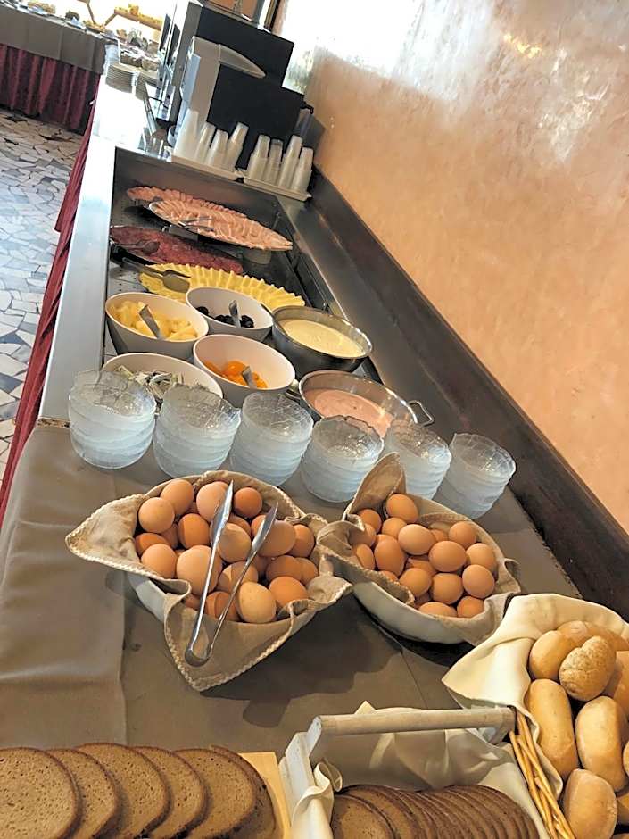 Hotel AMALFI & Restaurant Karaoke Bar
