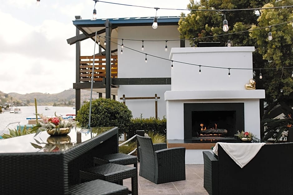 Lakehouse Hotel and Resort