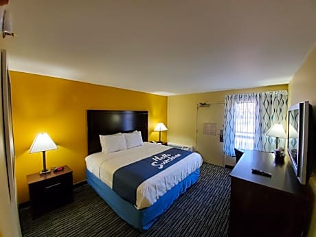 King Room with Roll-in Shower - Mobility Access/Non-Smoking