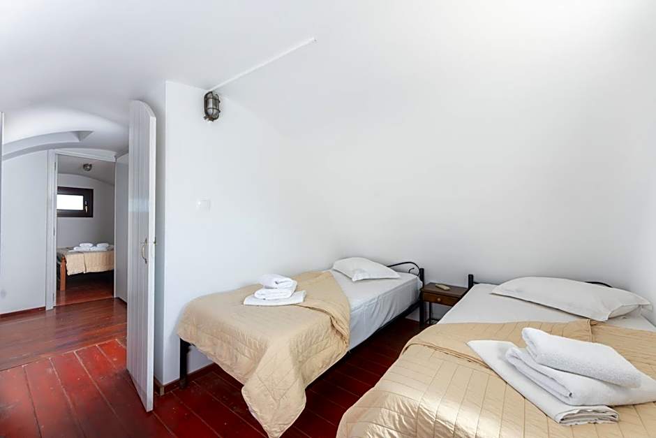 Birds Villa Apartments with Heated Pool - Including Car and Breakfast