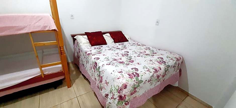 KITNET S2 em TORRES-RS - Na mais bela praia Gaúcha - Cozinha - Banheiro - Ar condicionado - TV smart 32' - Wi-Fi - Estacionamento - Anfitriã Superhost no BnB