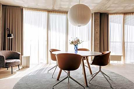 Deluxe Studio with King and Sofa Bed - Sky View