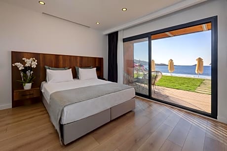 Deluxe Room with Patio and Sea View
