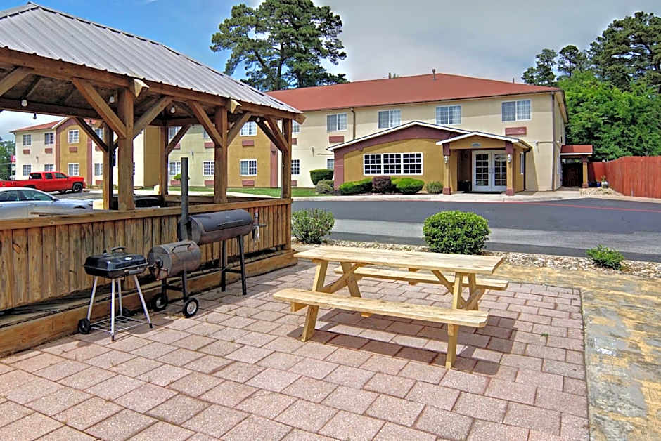 HomeTown Inn & Suites