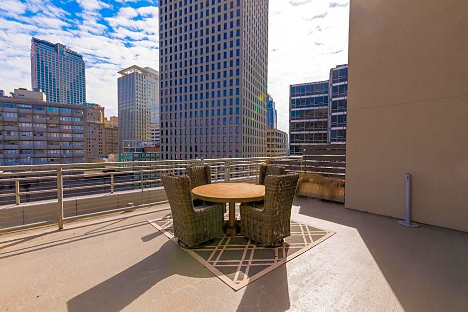 Spacious 4BR Luxury Condo Steps to French Quarter