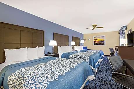 3 Queen Beds Deluxe Suite Non-Smoking