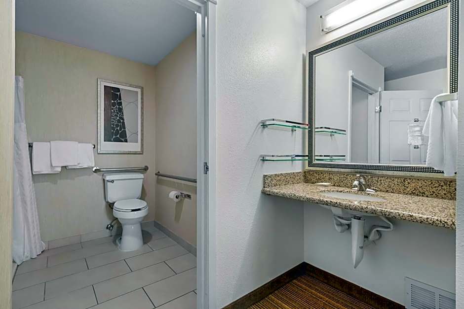 MainStay Suites Appleton Airport - Fox River Mall Area
