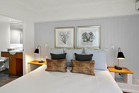 1 Bedroom Beach Front Apartment - Free Parking, WiFi and Daily Beach Yoga