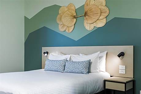 Nightcap at Atherton Hotel