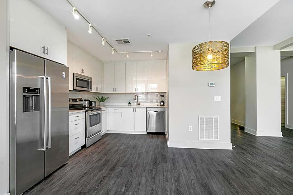 Spacious 4BR Luxury Condo Steps to French Quarter