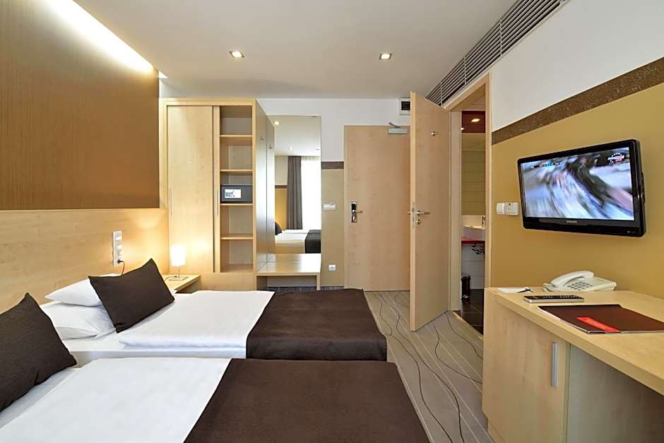 Promenade City Hotel