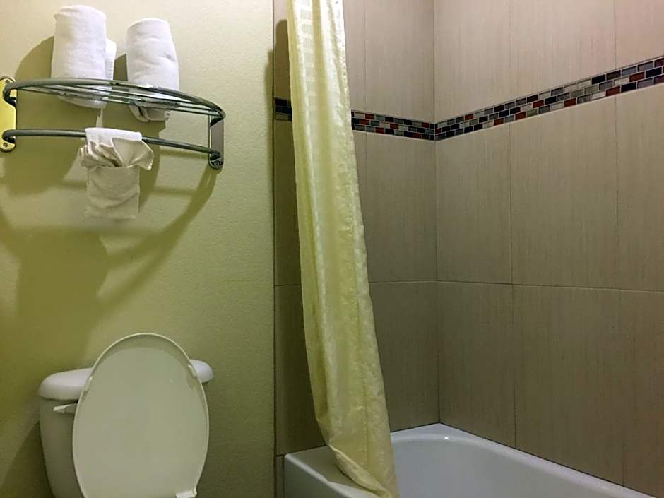 Pearsall Inn and Suites