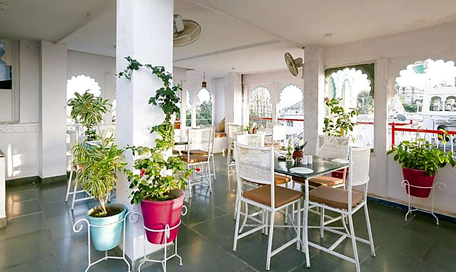 Hotel Udai Niwas - By The Lake