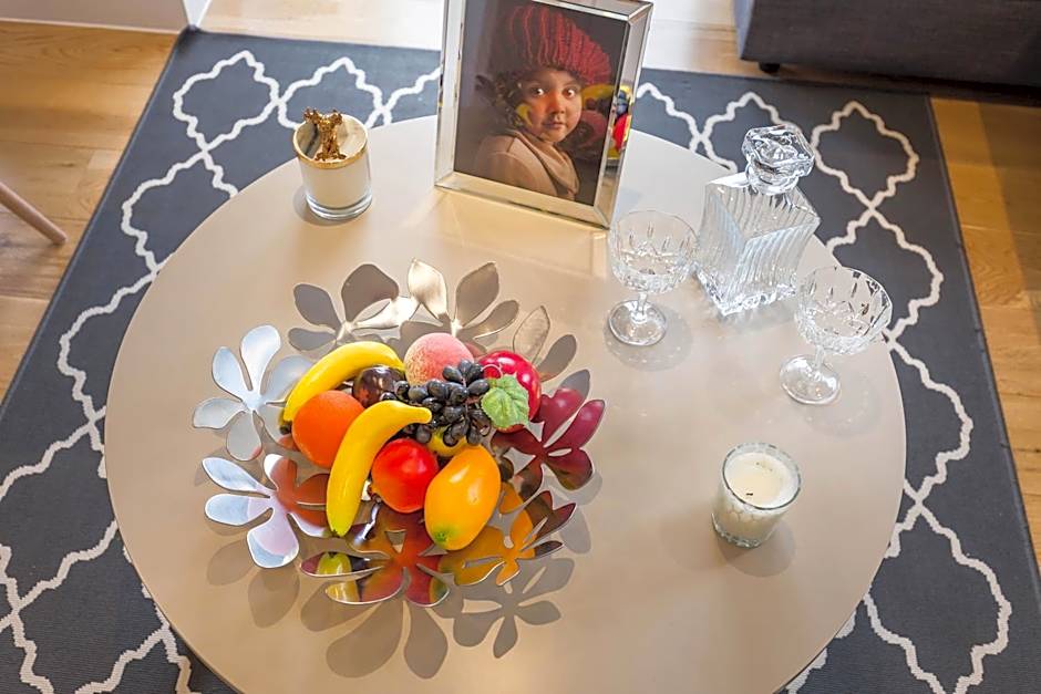 Portobello Apt with Floor-to-Ceiling Views