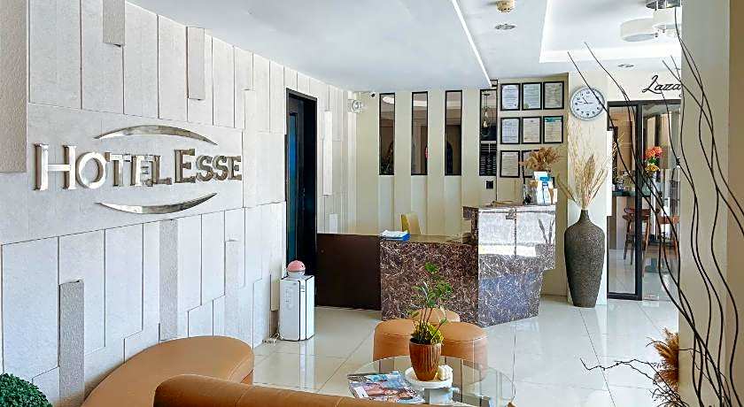 RedDoorz Plus @ Hotel Esse