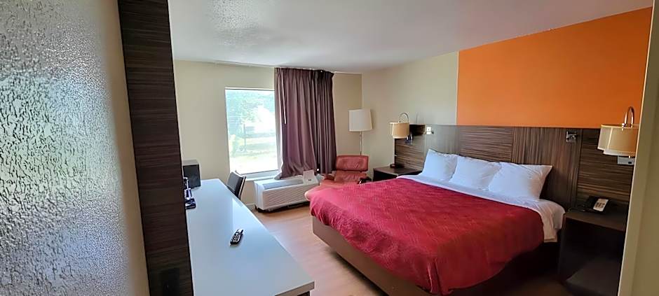 Econo Lodge Inn & Suites Airport