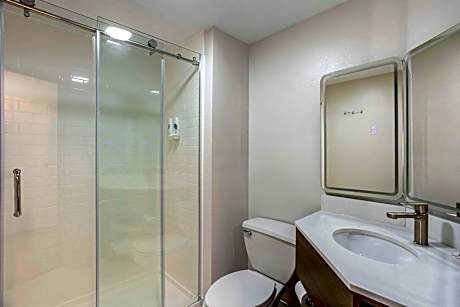 King Room with Whirlpool - Non Smoking/Interior Hall