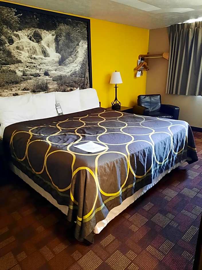 Super 8 by Wyndham Watertown